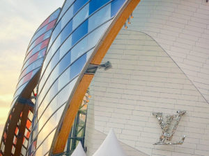L'Observatoire de la Lumiere. Fondation Louis Vuitton Paris, architecture de Frank Gehry, reproposition par Daniel Buren